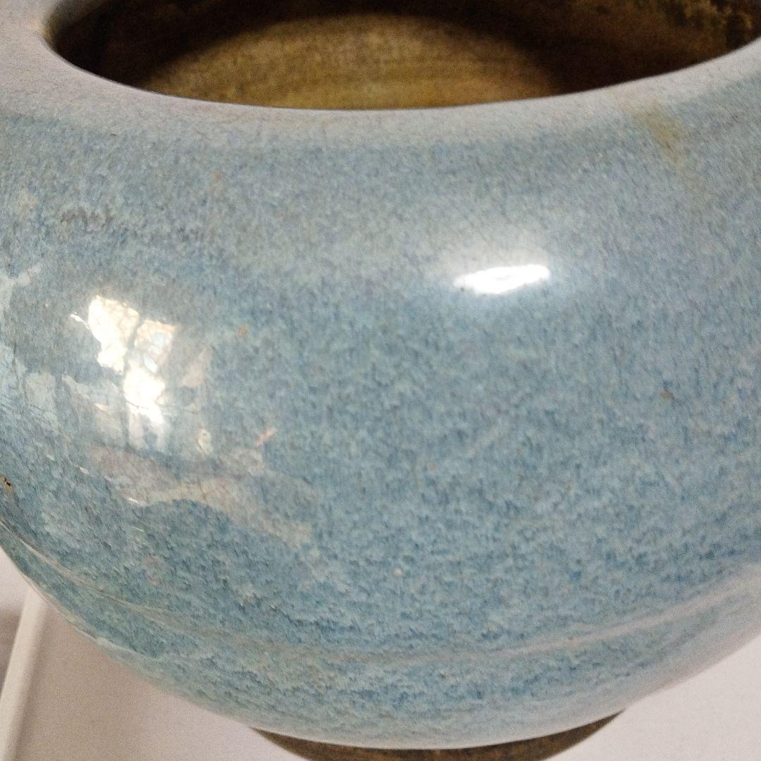 青色釉薬の陶器火鉢