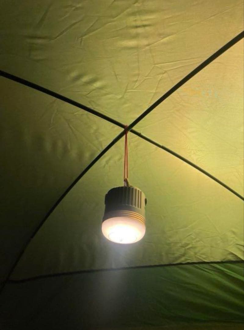 ポップアップ式緑色テント