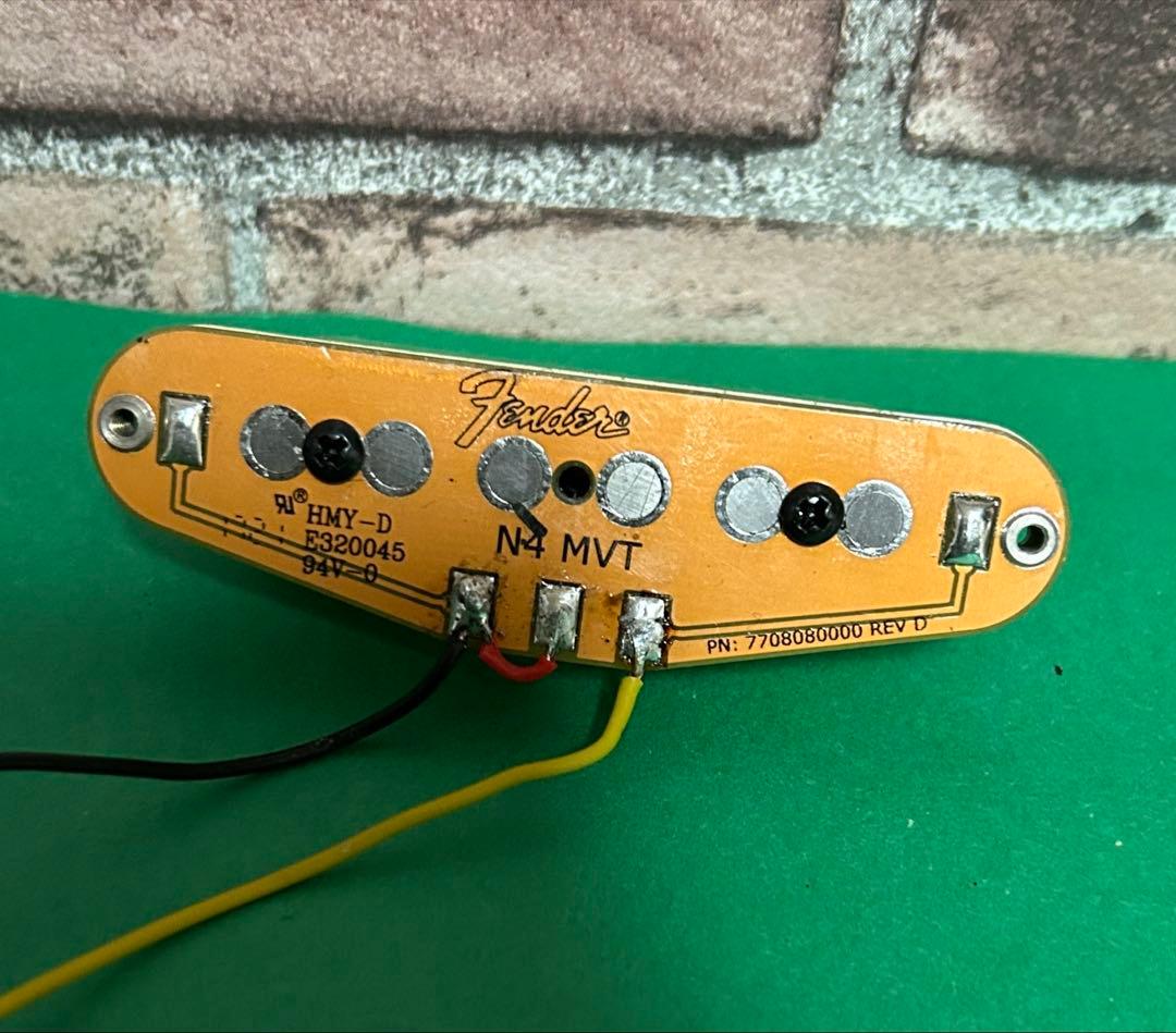 カスタムに。Fender Noiselessセンターピックアップ