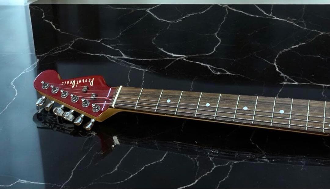 ★音出し確認済み★フォトジェニック　ストラトキャスタータイプ　アーム付き