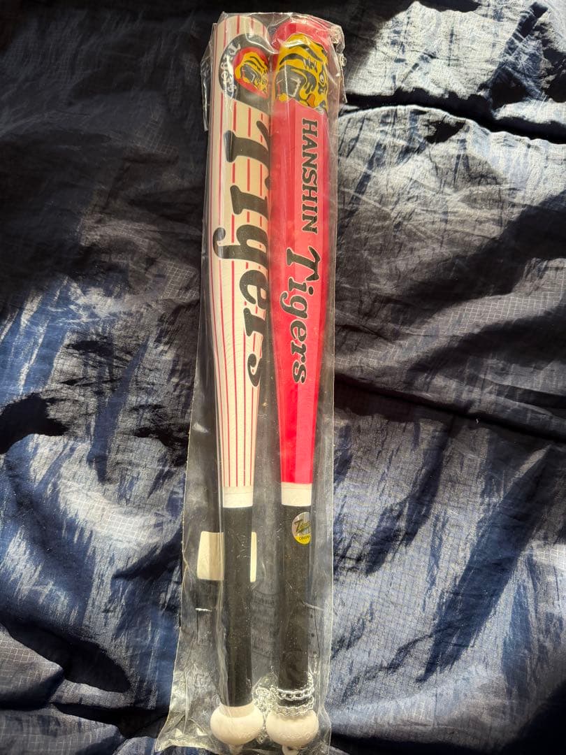 もう販売していない阪神タイガース新品未開封ピンク　ユニホームとメガホンのセット❗️