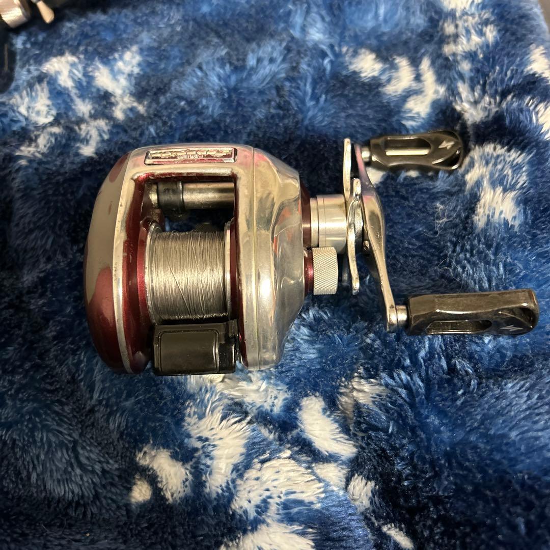 ベイトリール 両手ハンドル シルバー/レッド