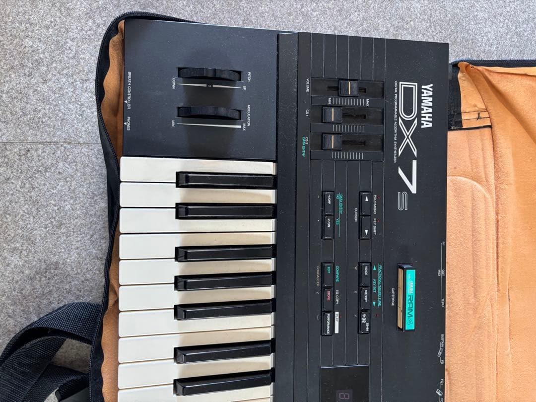 Yamaha DX7s シンセサイザー 本体とケース