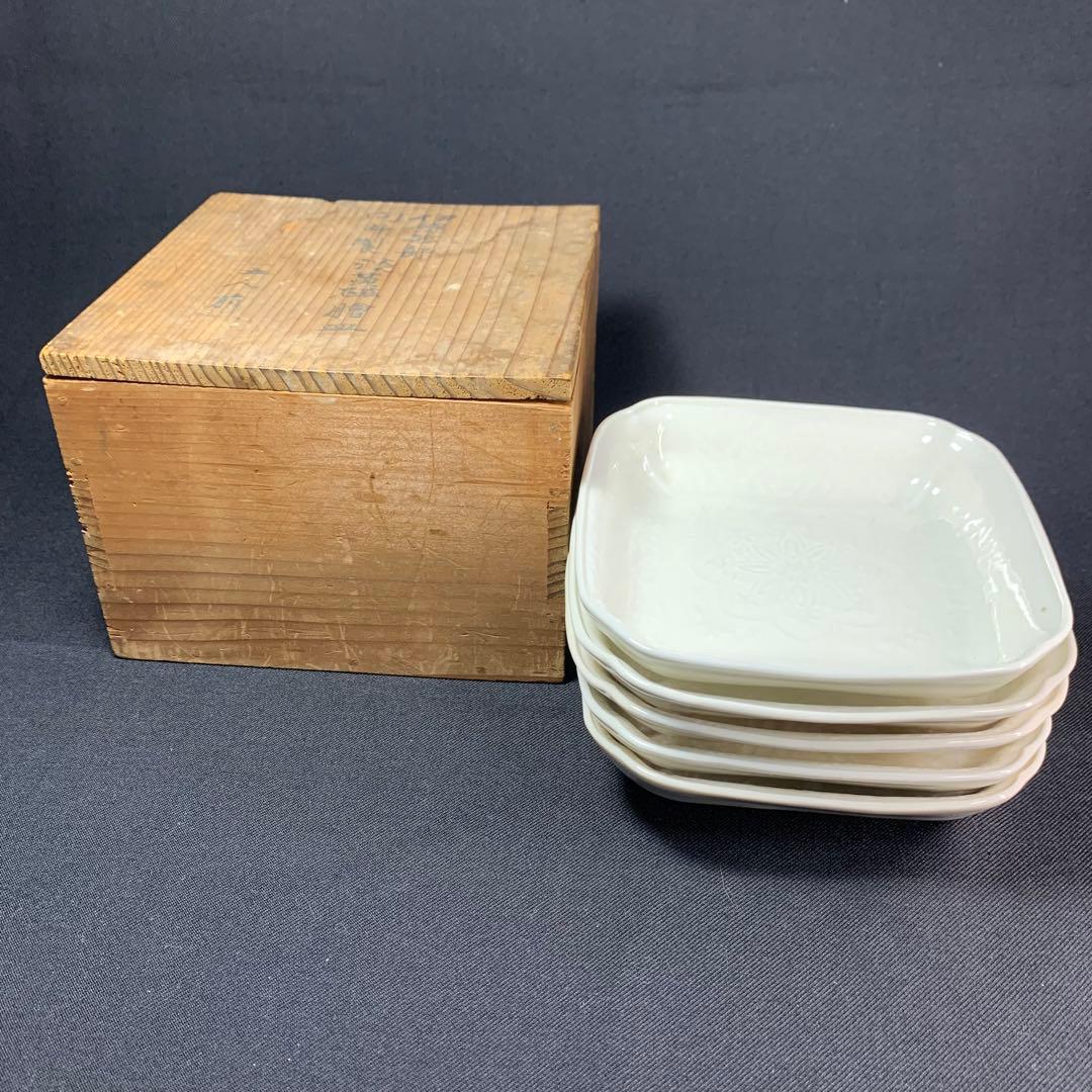 K542☆古い 愛媛 砥部焼 向井製 淡黄磁膾皿 5人前 陽刻 白磁 共箱付