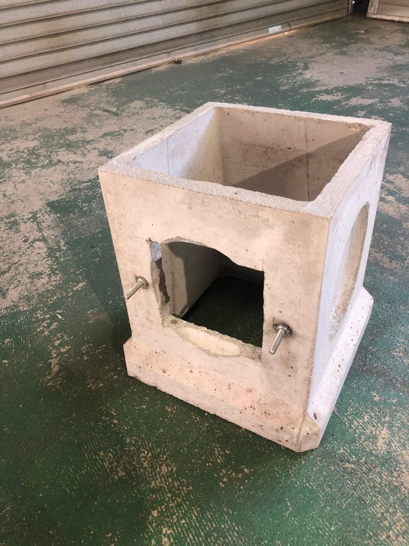 日本蜜蜂 コンクリート製巣箱台 メッシュ蓋付属