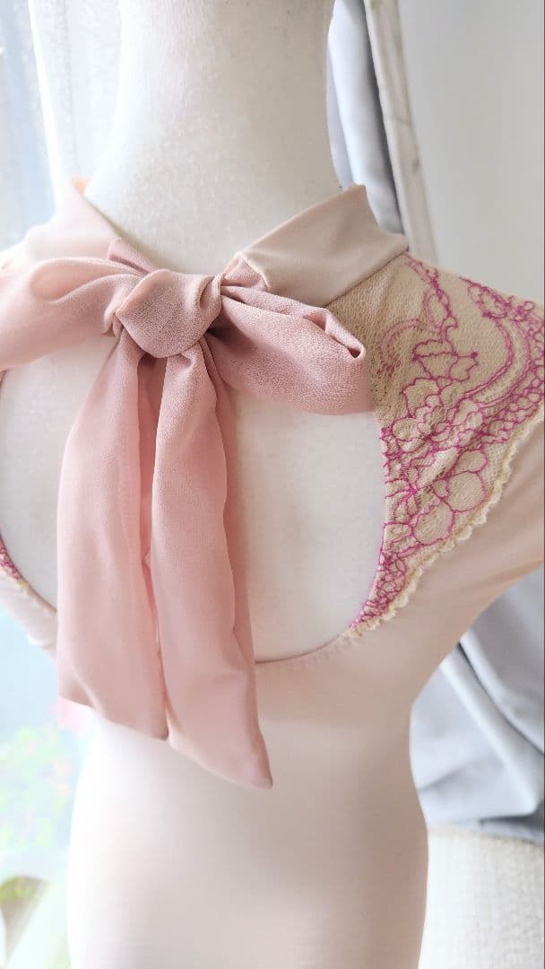 Ｓ～Ｍ／アースカラーのベージュピンクが可愛いタートルネックリボン娘役レオタード