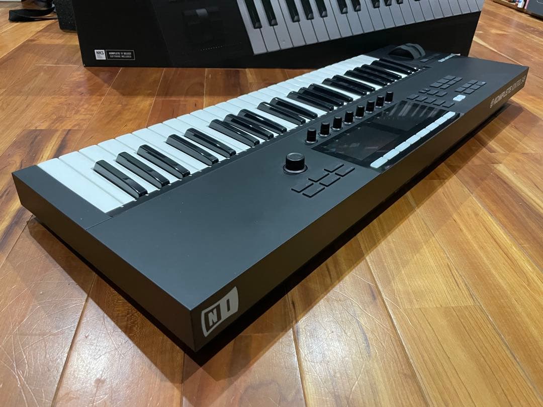 ①KOMPLETE KONTROL S49 MK2 ライセンス有