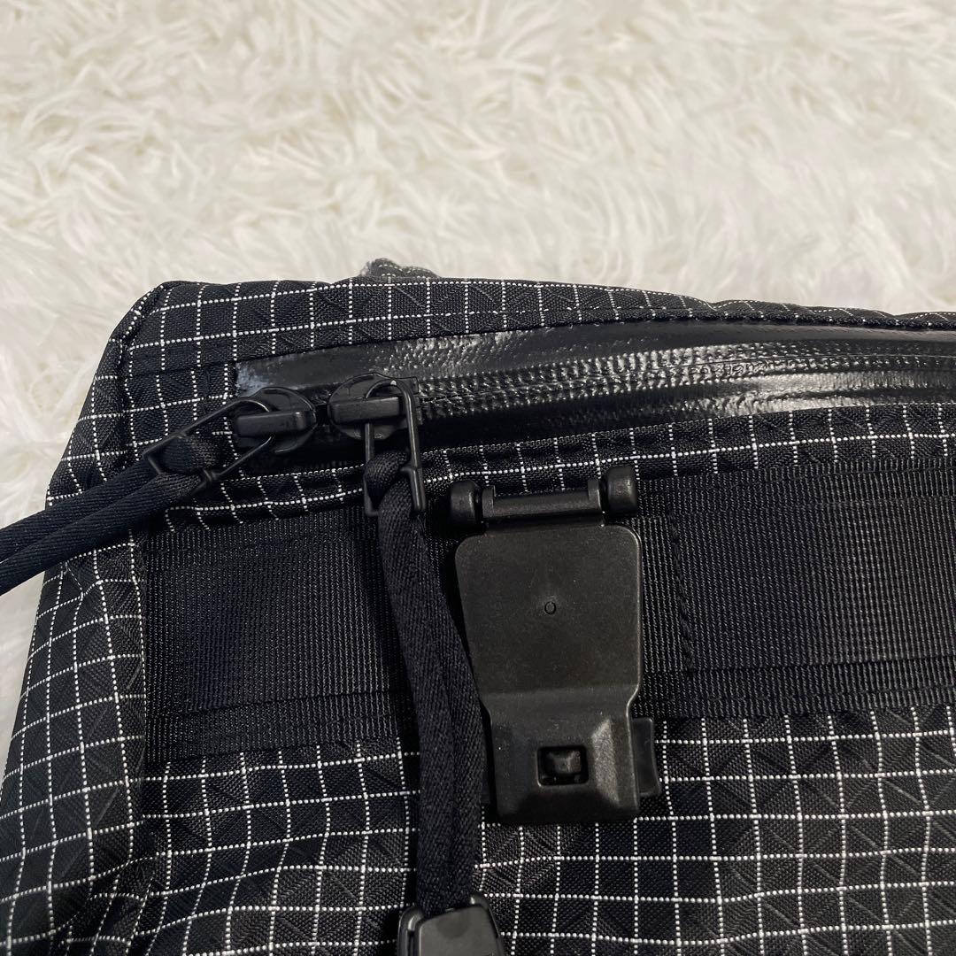 narifuri ナリフリ　Tsunooga リップフレームボディバッグ　黒色