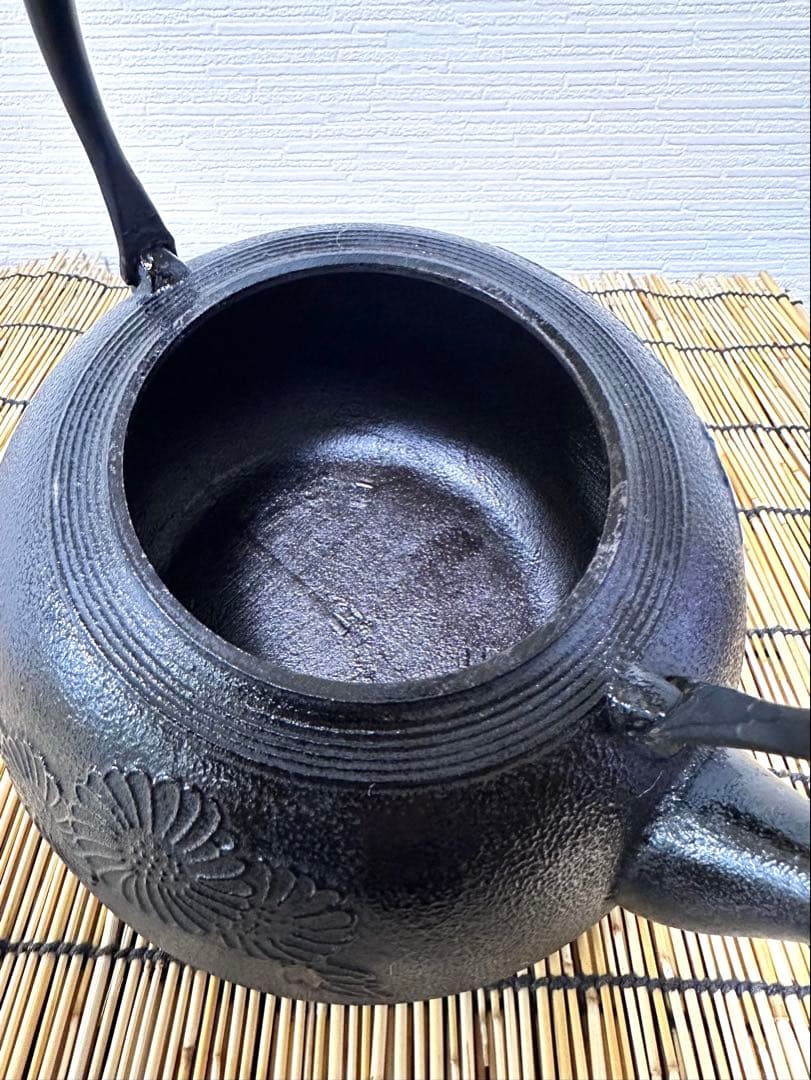 新品、供箱付　南部及春南部宝星堂造　２２型　平丸菊　鉄瓶　南部鉄瓶　南部鉄器