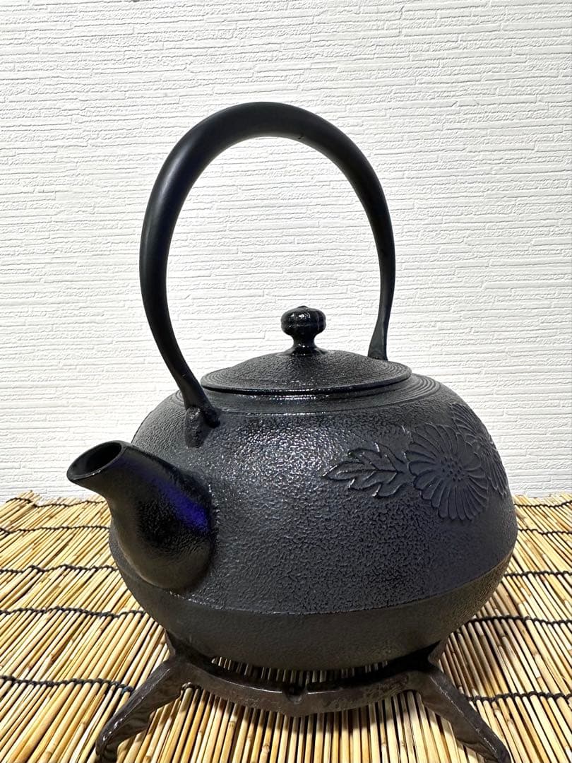 新品、供箱付　南部及春南部宝星堂造　２２型　平丸菊　鉄瓶　南部鉄瓶　南部鉄器