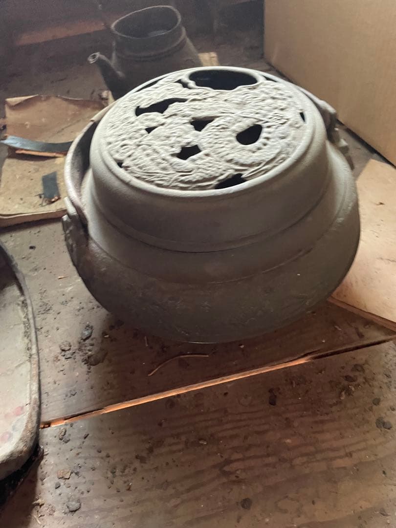 龍彫刻の鉄製容器 骨董品