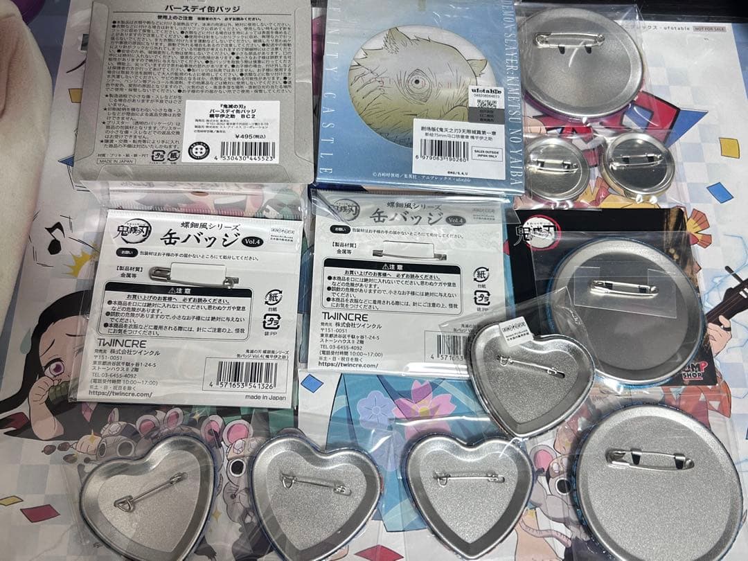 鬼滅の刃 我妻善逸　竈門禰豆子 嘴平伊之助 13点セット　まとめ　缶バッジ