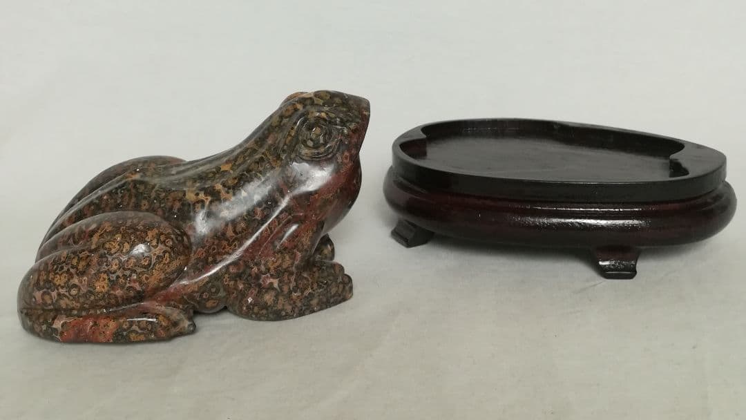 天然石　置物　カエル　蛙　台座付き