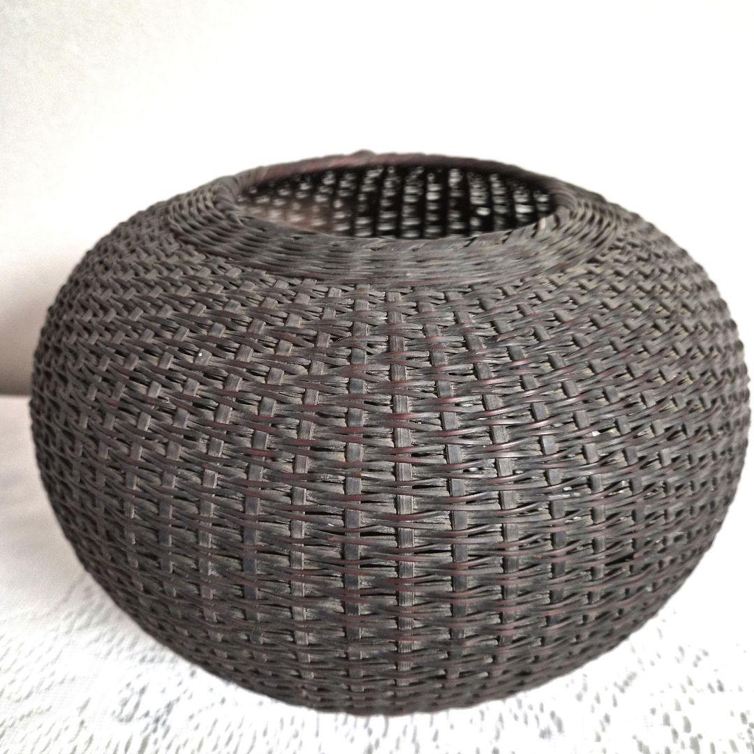 竹の編み込み花入れ