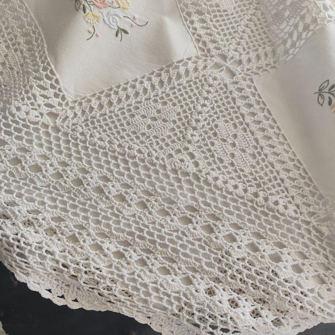 イギリスヴィンテージ　クロッシェ編みレース　色糸刺繍パネル　マルチカバー
