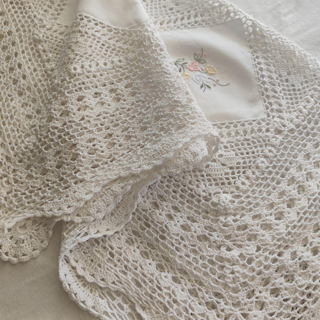 イギリスヴィンテージ　クロッシェ編みレース　色糸刺繍パネル　マルチカバー