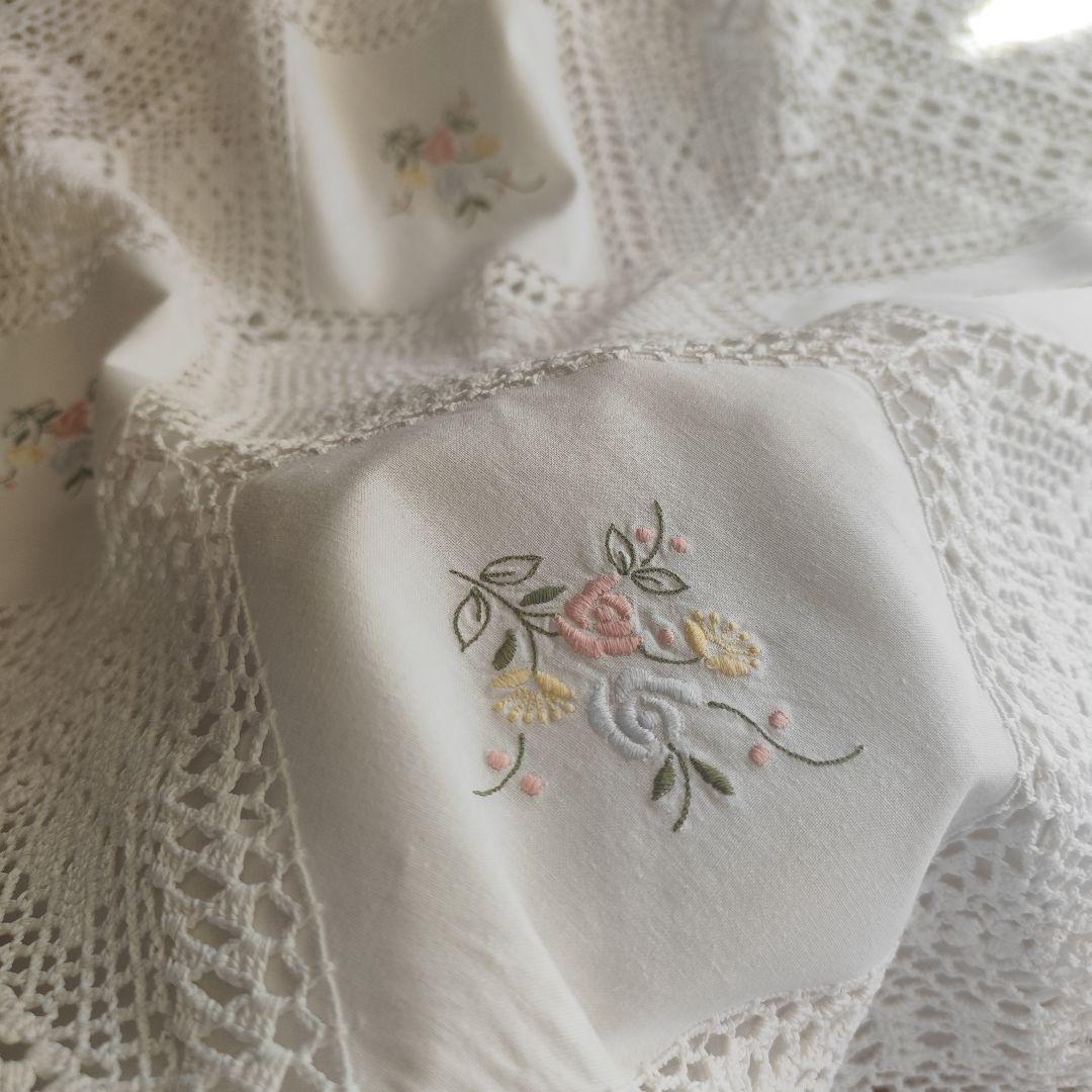 イギリスヴィンテージ　クロッシェ編みレース　色糸刺繍パネル　マルチカバー