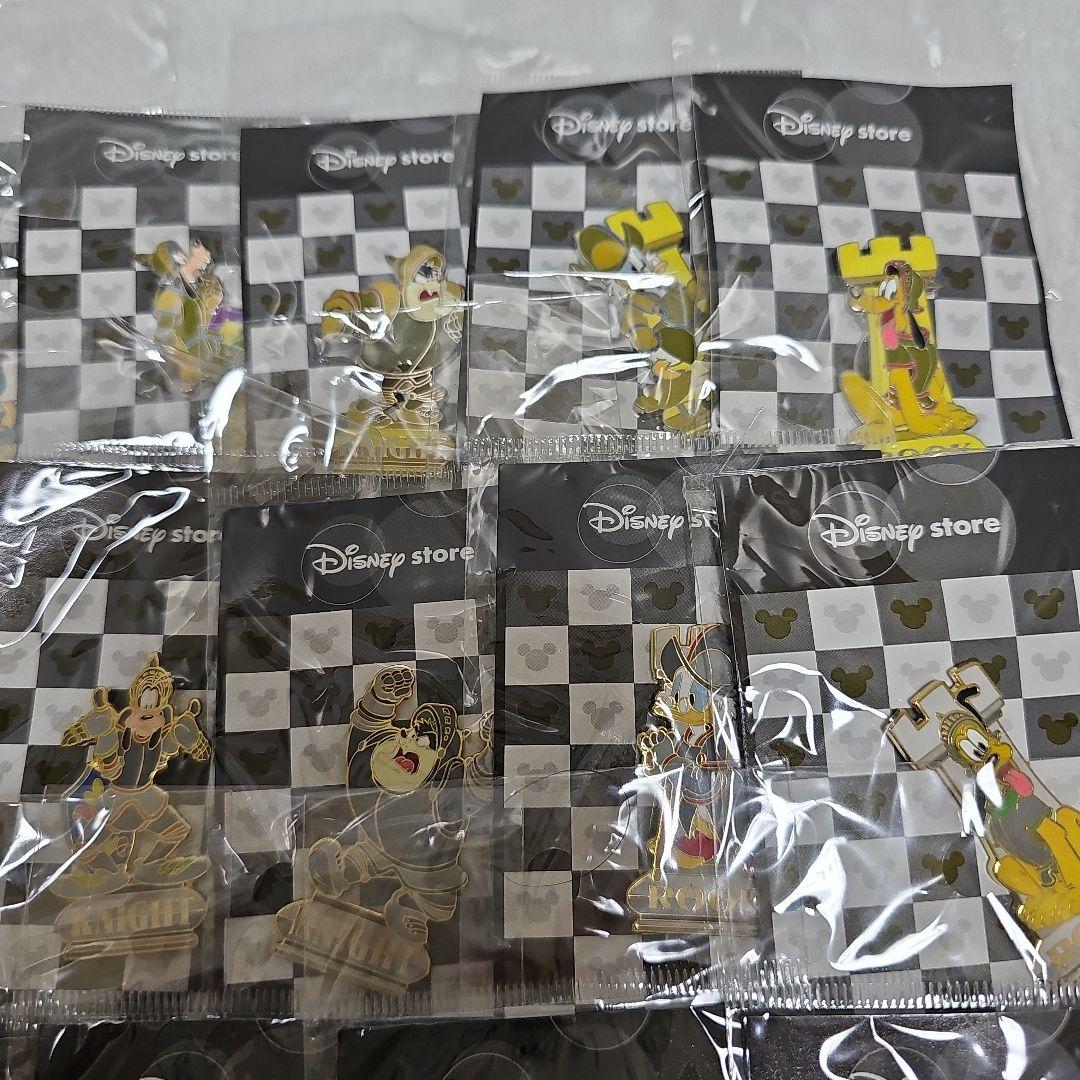 DisneyStore キャラクターピンバッジ チェス32個