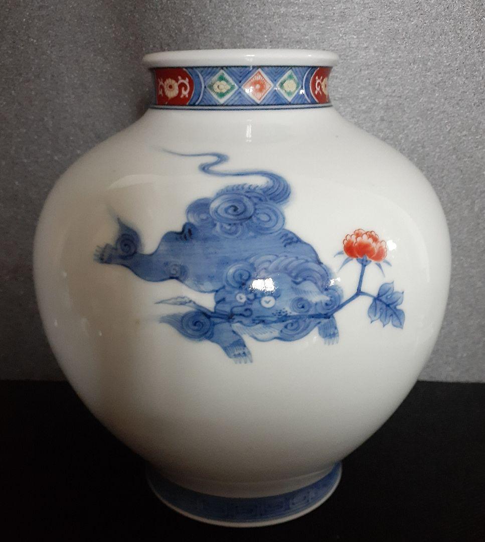 【真作保証❗️】【十二代酒井田柿右衛門】染錦　獅子に七宝文　H.22.4cm花瓶