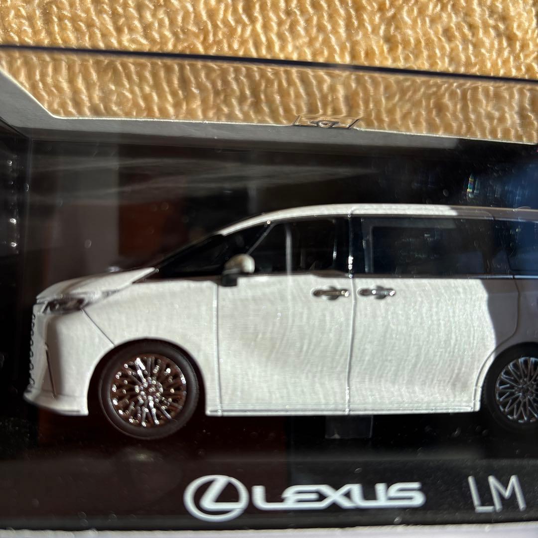 Lexus LM ホワイト 1/43スケール　ソニッククォーツ
