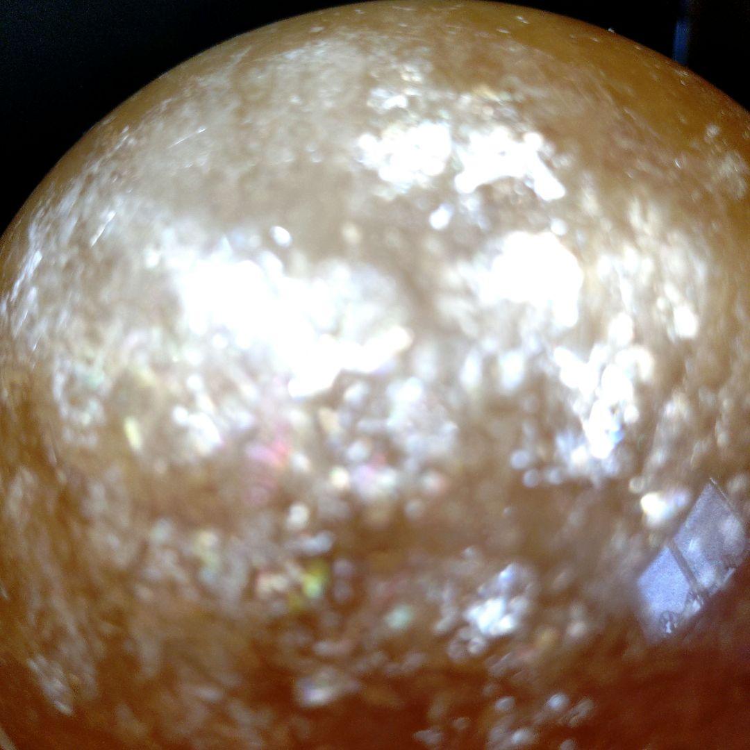 割引特価☆キラキラ☆虹入ゴールデンカルサイト丸玉　スフィア1.7Kg　木製台座付