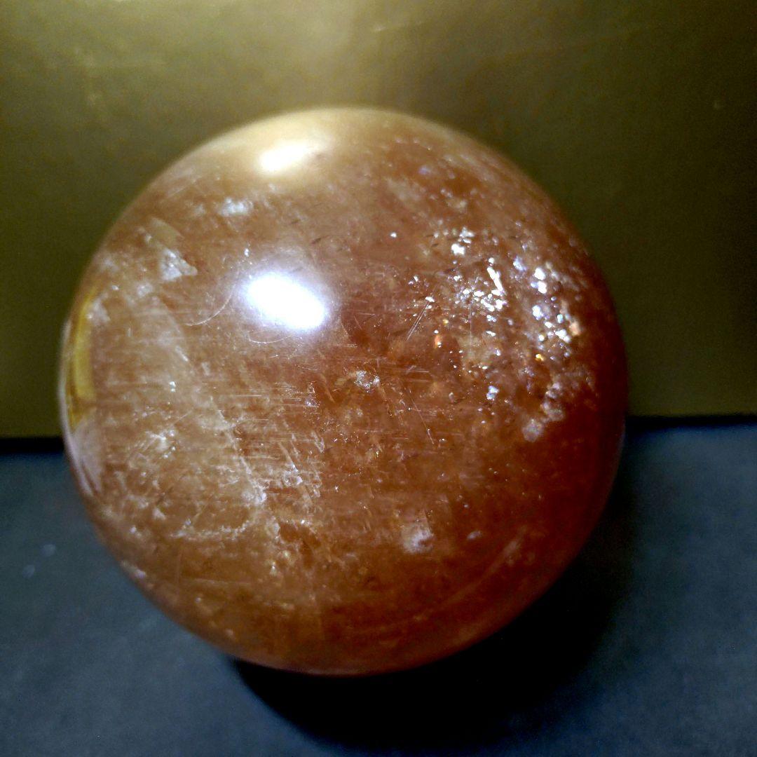 割引特価☆キラキラ☆虹入ゴールデンカルサイト丸玉　スフィア1.7Kg　木製台座付