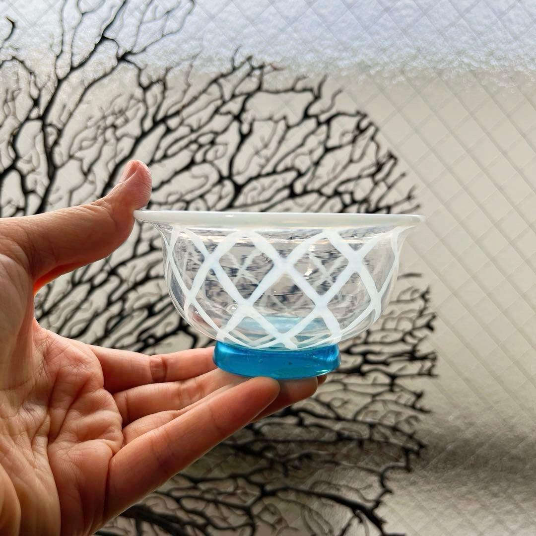 骨董　時代ガラス　超希少　白網目紋　水色台座　反り口　氷コップ　ウランガラス