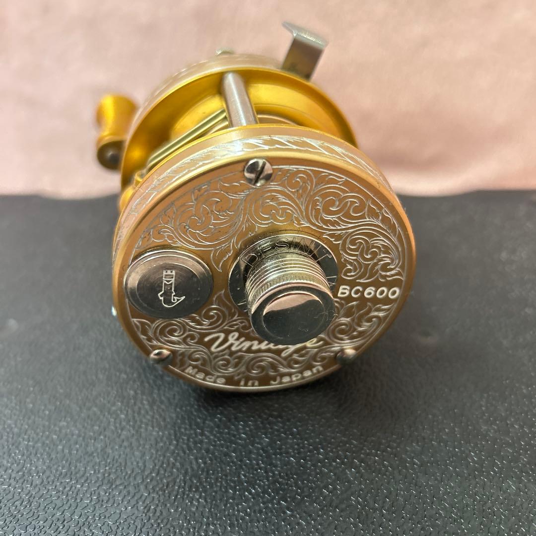 ８日（日）まで出品五十鈴BC600 ベイトリール ゴールド　彫刻加工　メンテ済