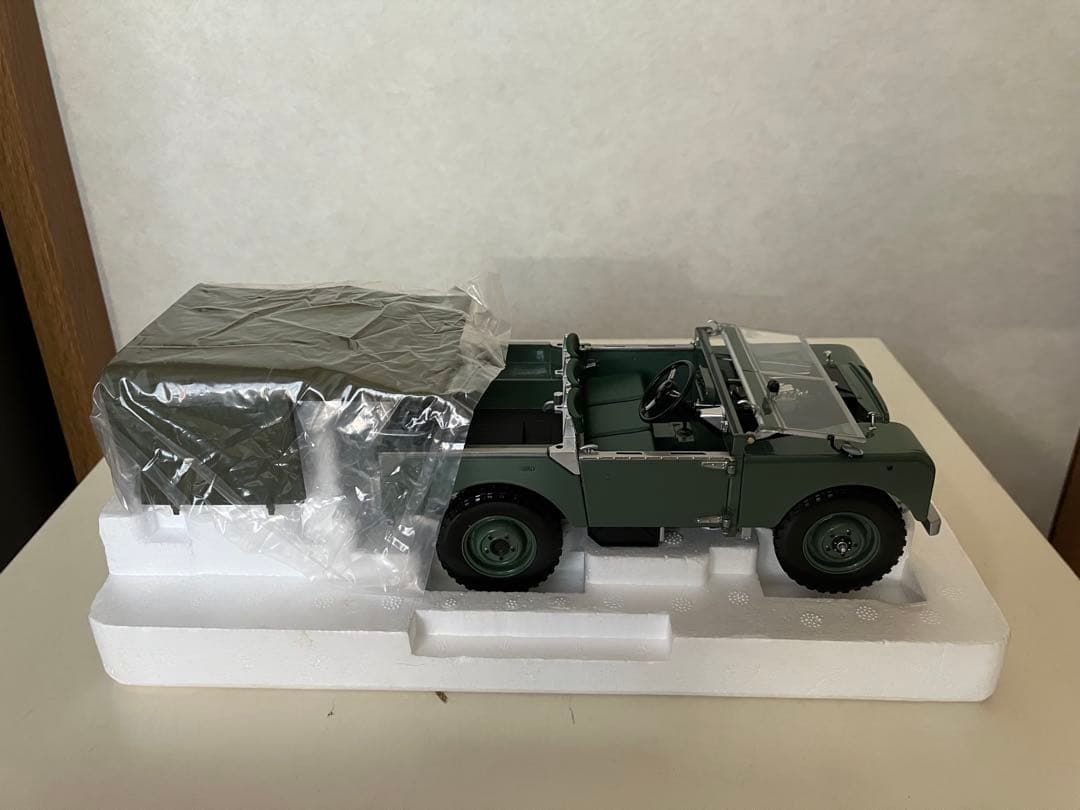 1/18 ミニチャンプス LAND ROVER-1948