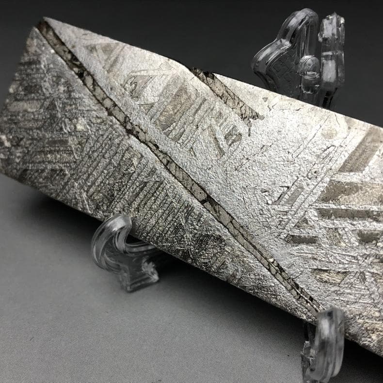 t*i様 隕石　 鉄隕石　アルタイ隕石　ナチュラル原石　重さ約96ｇ　立て付き