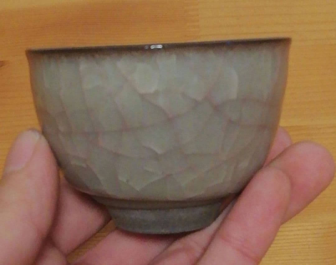 岸本謙仁作　米色瓷　ぐい呑　共箱　共布　略歴付　酒器