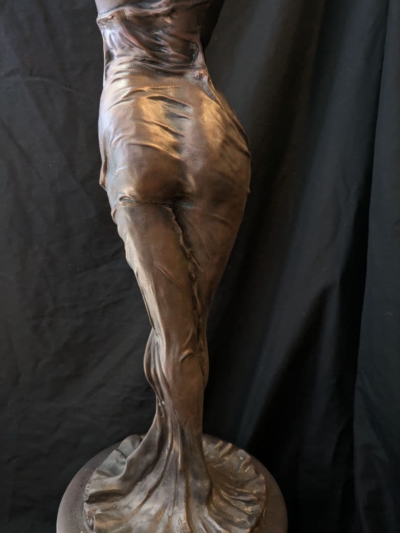 セミ・ヌードブロンズ像高さ約98cm