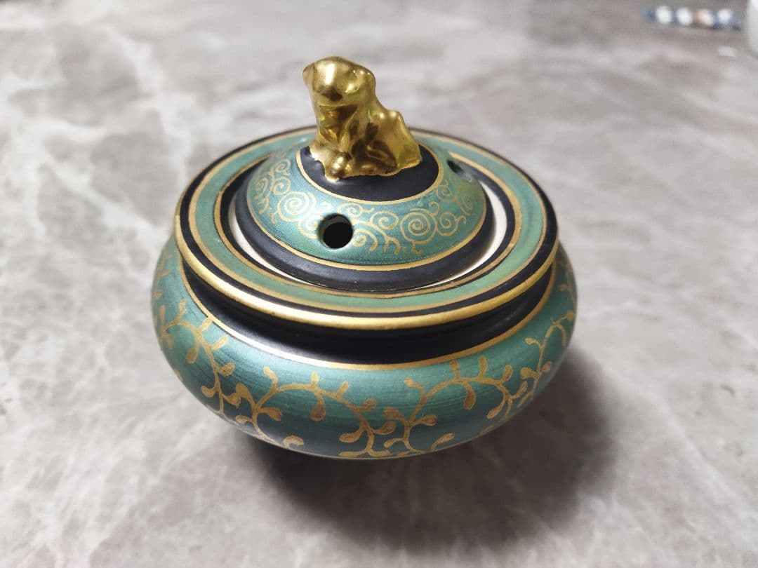 青緑色の香合 犬の彫刻付き