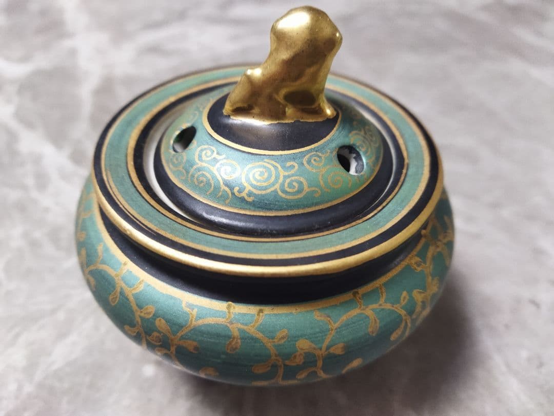 青緑色の香合 犬の彫刻付き