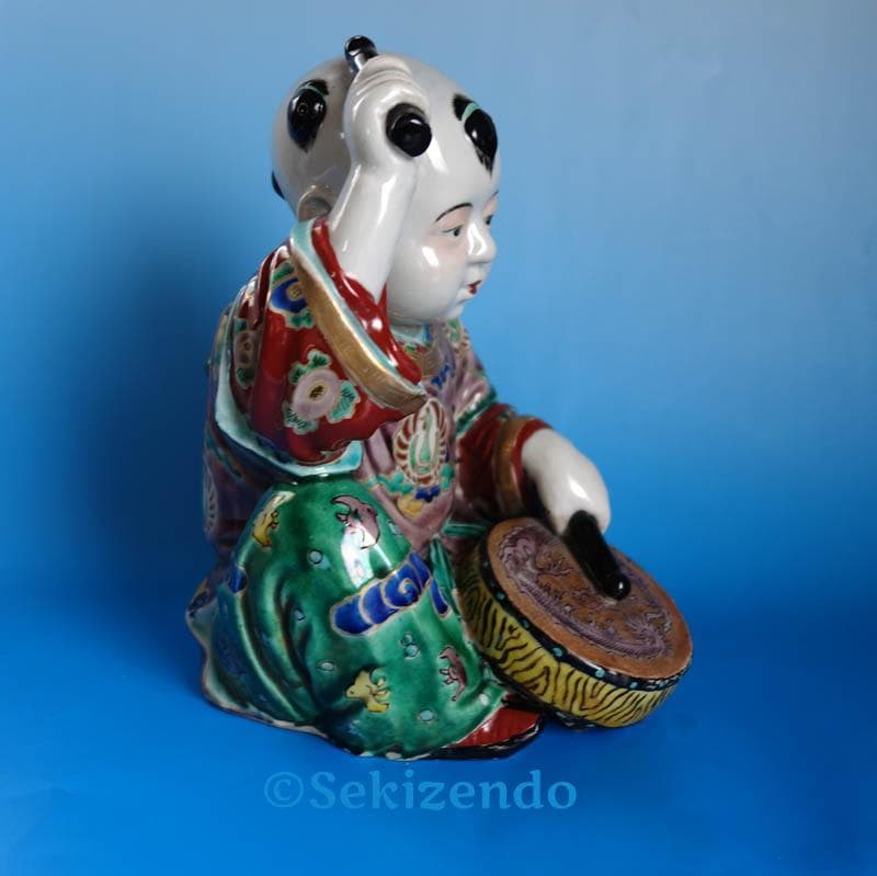 九谷焼 色絵　唐子 童子　　太鼓打ち　置物 　フィギュリン　２８ｃｍ　２５４０