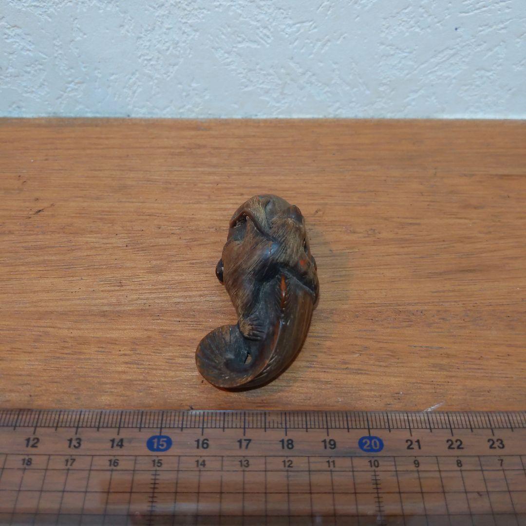 時代提物 縁起物根付 木彫 在銘【大鯰を押さえつける猿】長約7.2cm 重29ｇ