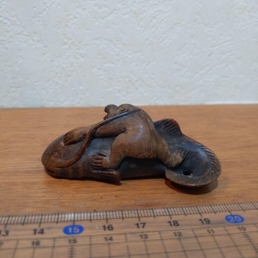 時代提物 縁起物根付 木彫 在銘【大鯰を押さえつける猿】長約7.2cm 重29ｇ