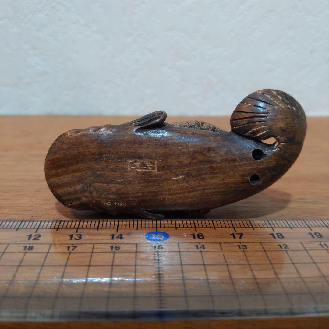 時代提物 縁起物根付 木彫 在銘【大鯰を押さえつける猿】長約7.2cm 重29ｇ