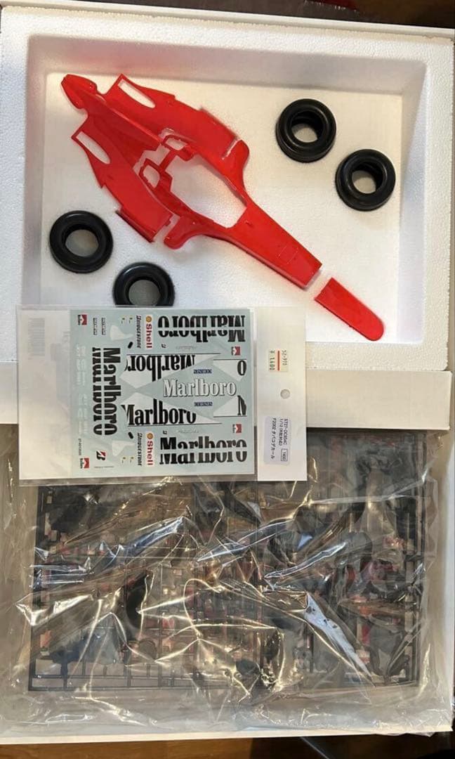 Revell 1/12フェラーリ Ferrari F2002 タバコデカール付き