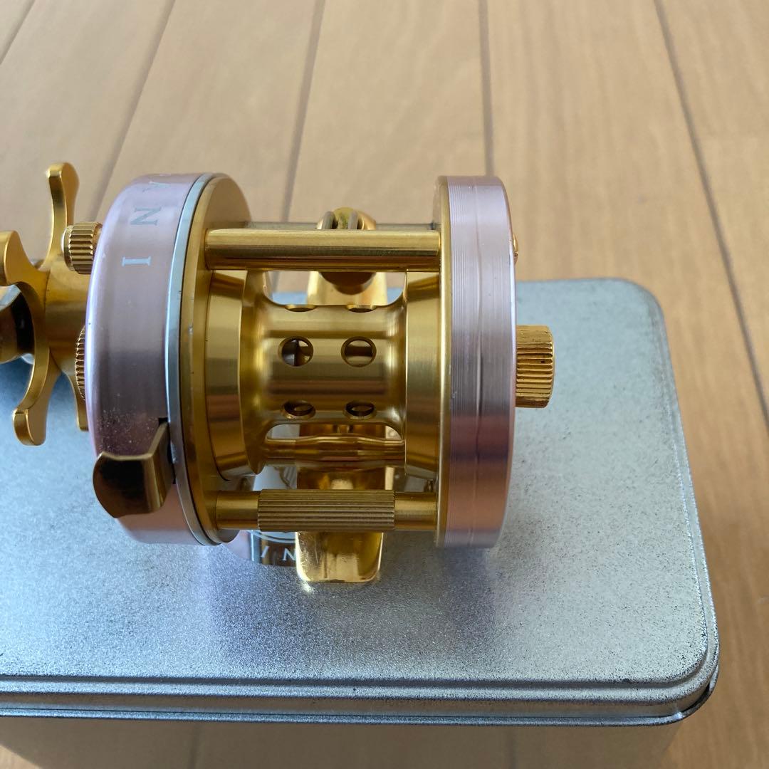 PAGAN ベイトリール ゴールド/ピンク 五十鈴工業　メガバス　P300L