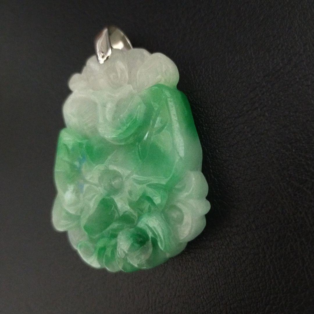 希少　Pt900 刻印　翡翠 ？花彫刻 ペンダント 美品