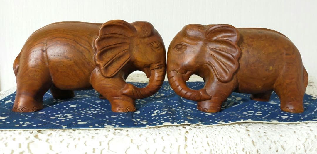 ✨セール中✨2頭の可愛い象さん　木彫り　吉祥と知恵の象徴　1.1キロ　縁起置物