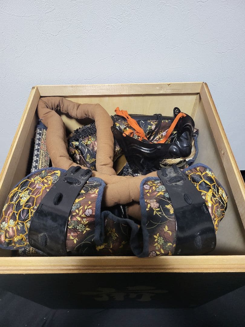 伝統的な金色と黒の等身大日本甲冑（鎧立て無し）