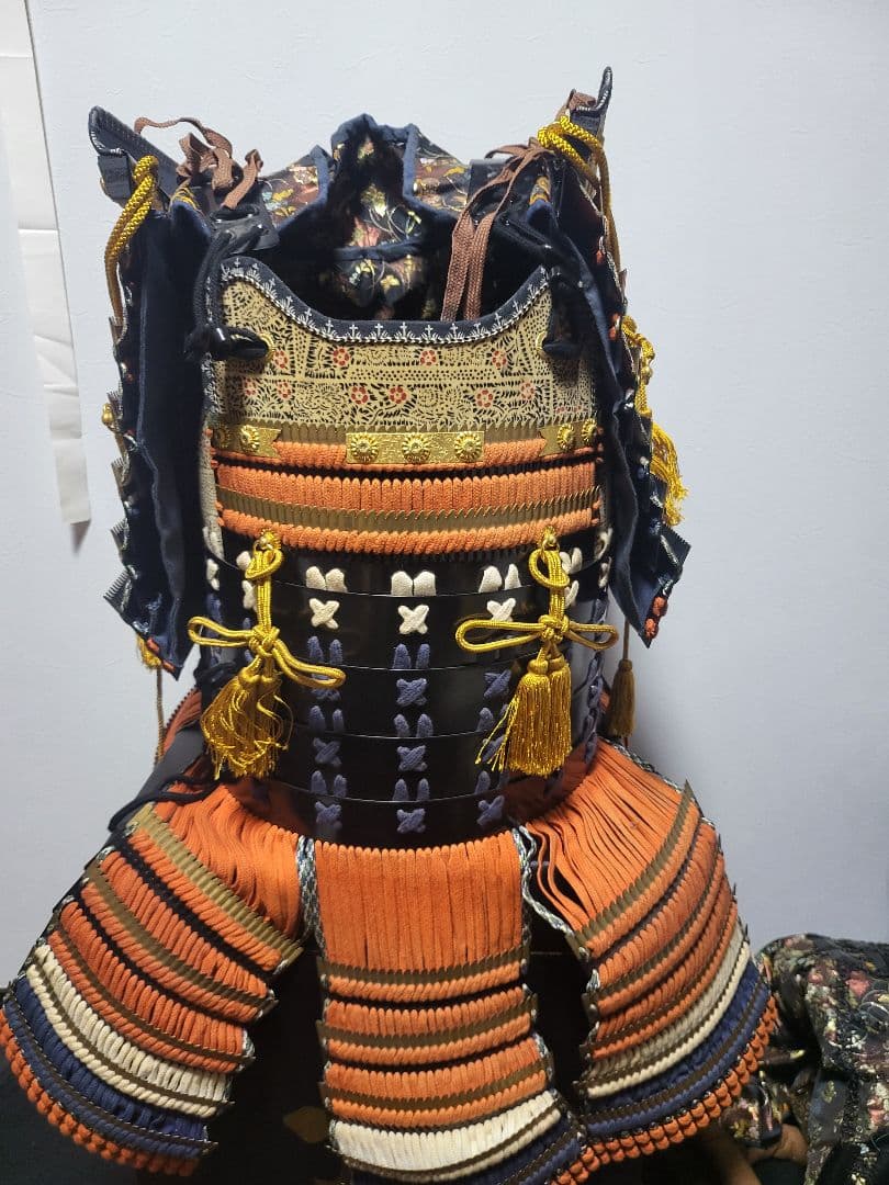 伝統的な金色と黒の等身大日本甲冑（鎧立て無し）