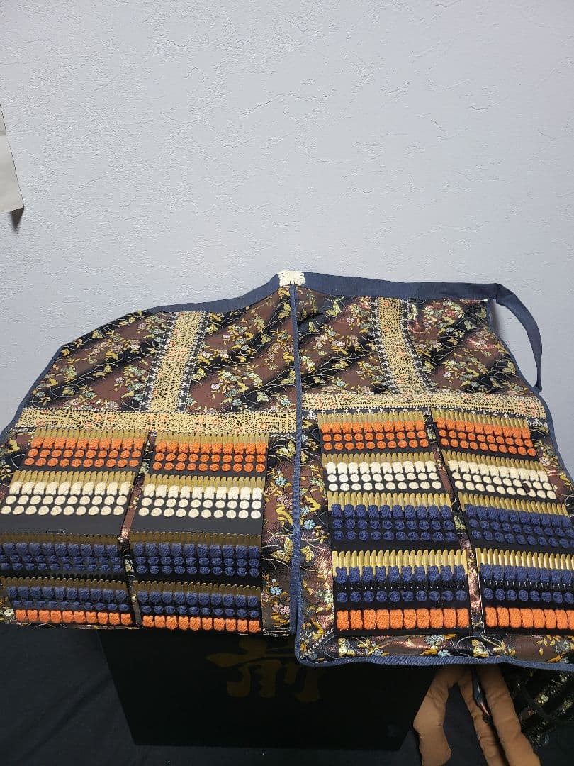 伝統的な金色と黒の等身大日本甲冑（鎧立て無し）