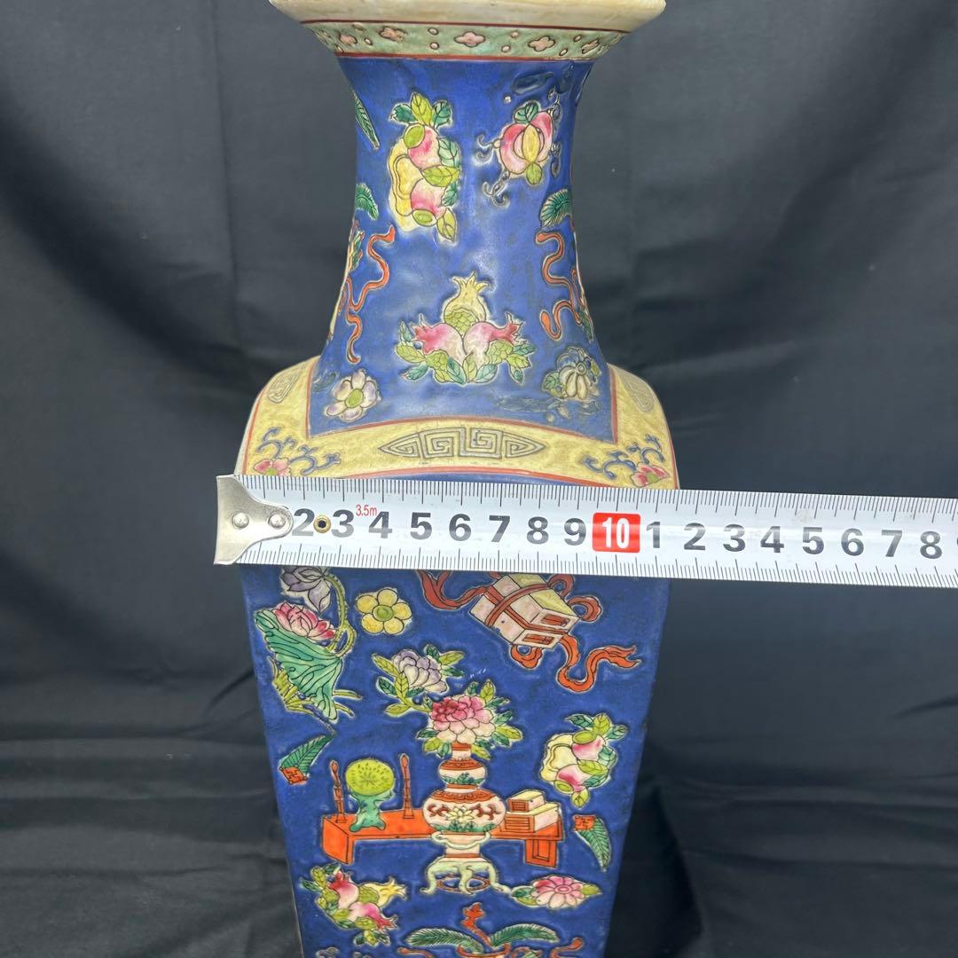 中国古美術　花瓶　多彩な装飾の陶器製花瓶