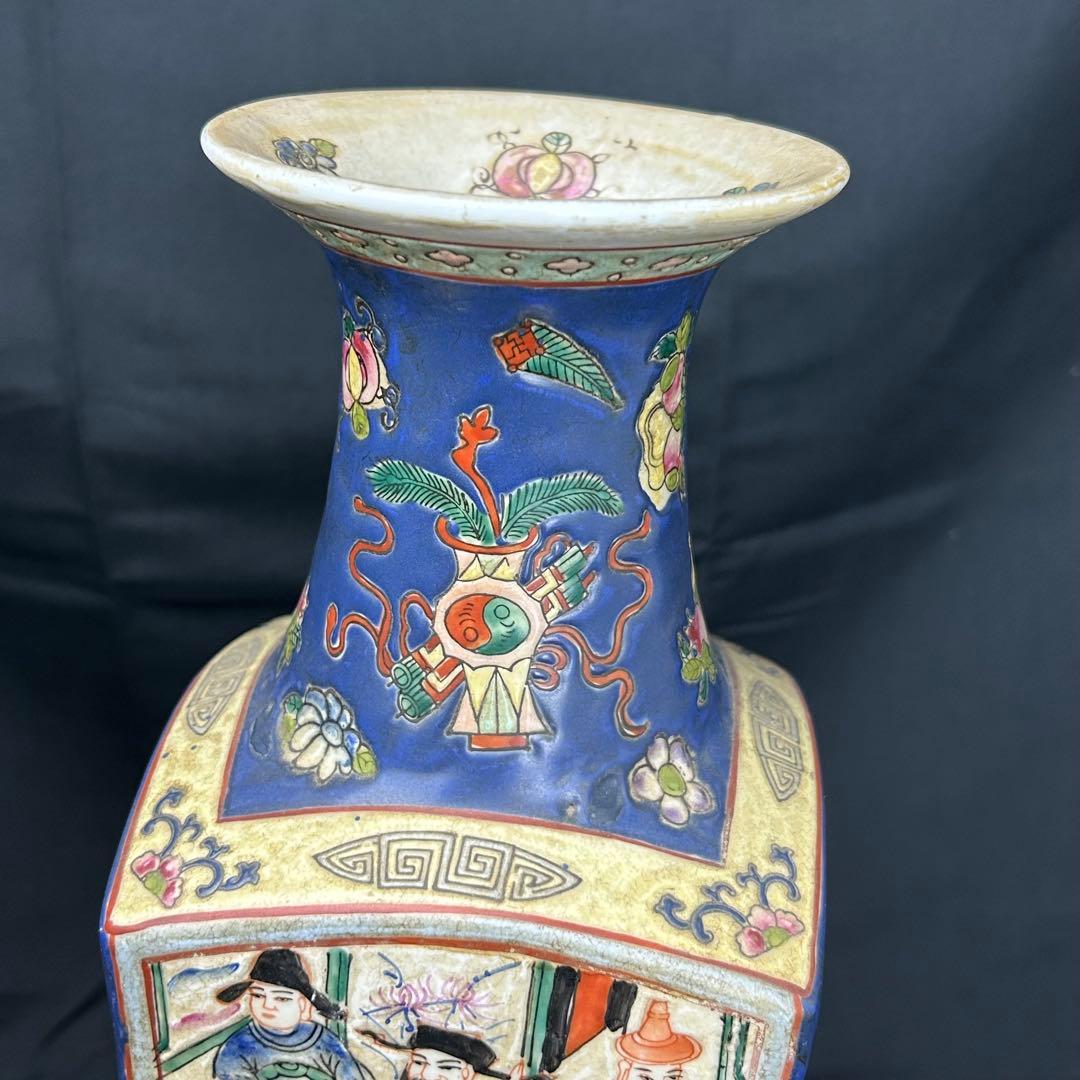 中国古美術　花瓶　多彩な装飾の陶器製花瓶