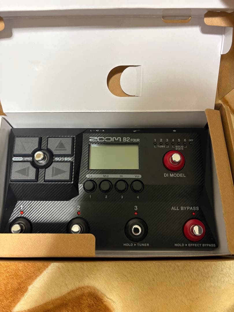 Zoom B2 FOUR ベースエフェクター　マルチエフェクター