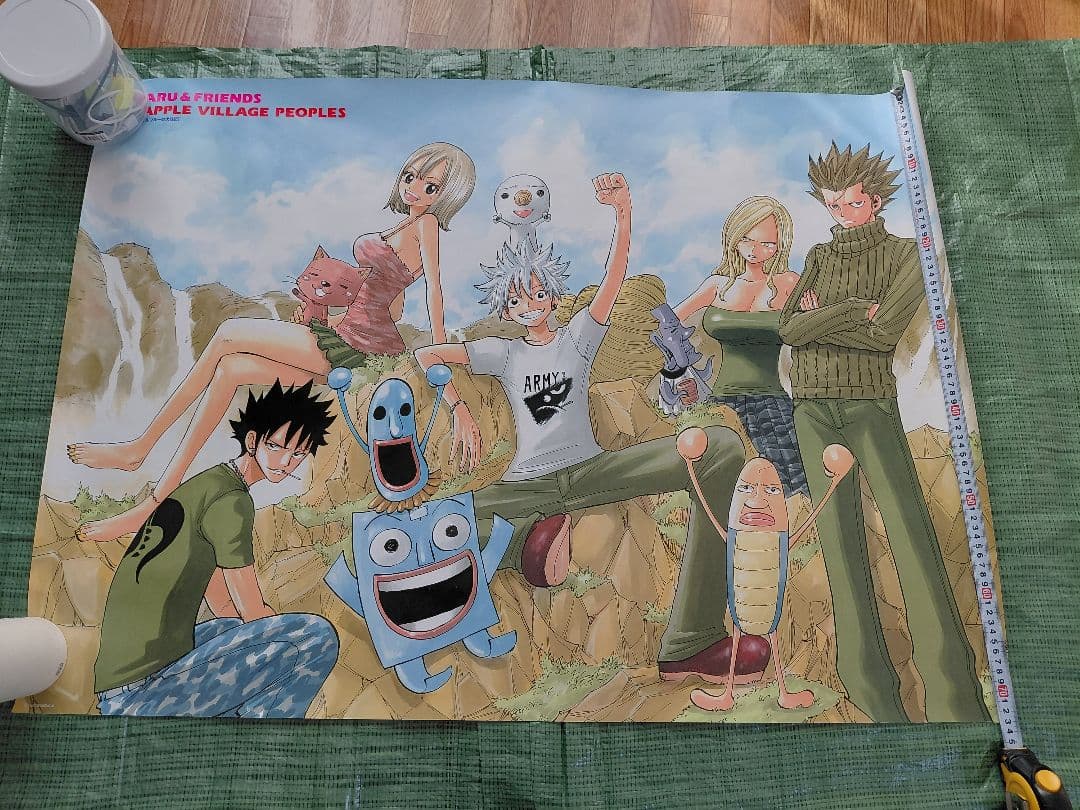 RAVEの限定ポスター(四隅においてあるメジャーと重しは売り物ではありません)