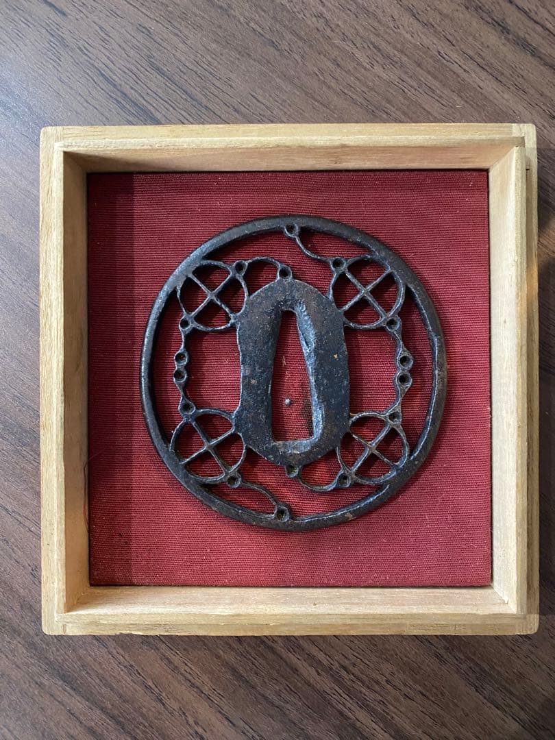 装飾的な鉄製鍔 木製ケース付き